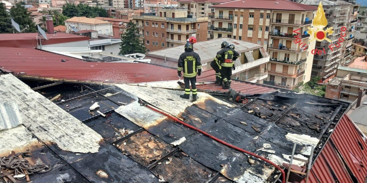 Paura a Lamezia Terme, fiamme sul tetto di un palazzo di cinque piani