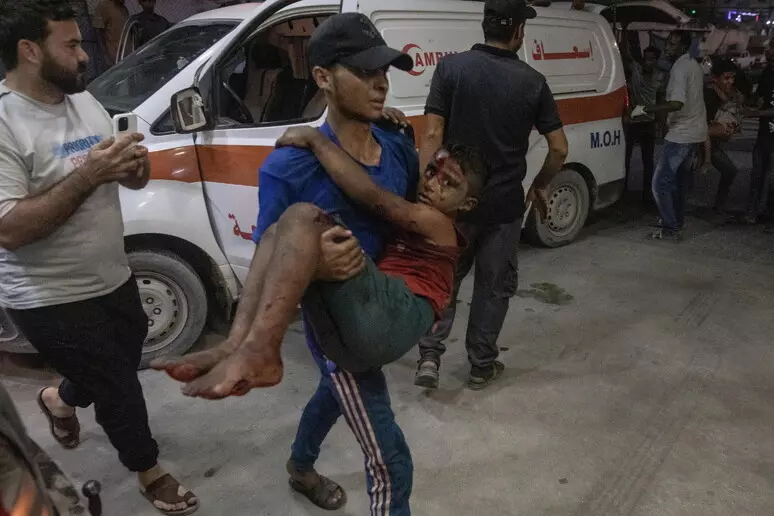 Crolla un palazzo a Gaza, almeno 11 morti. "Più di 50 bambini sotto le macerie". Altri 2000 edifici pericolanti nella Striscia