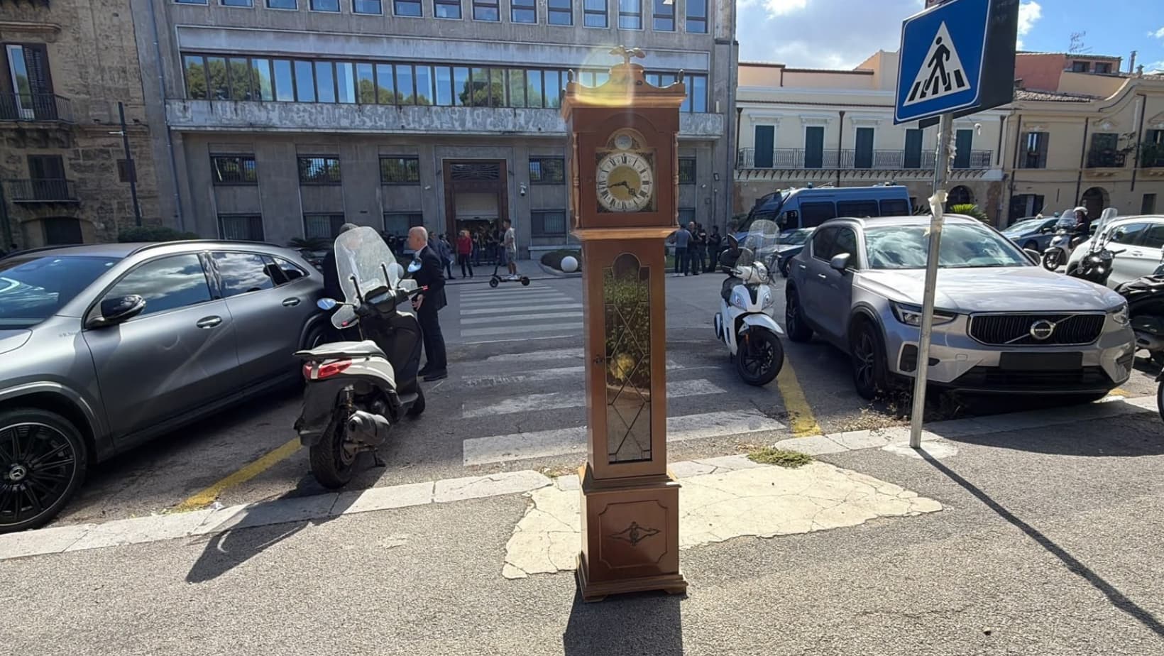 Palermo, Centrosinistra in piazza contro Schifani: «Si dimetta». E spunta un pendolo di protesta