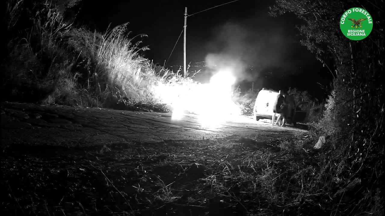 Anziana appicca un incendio a Palermo: la scena ripresa dalle telecamere