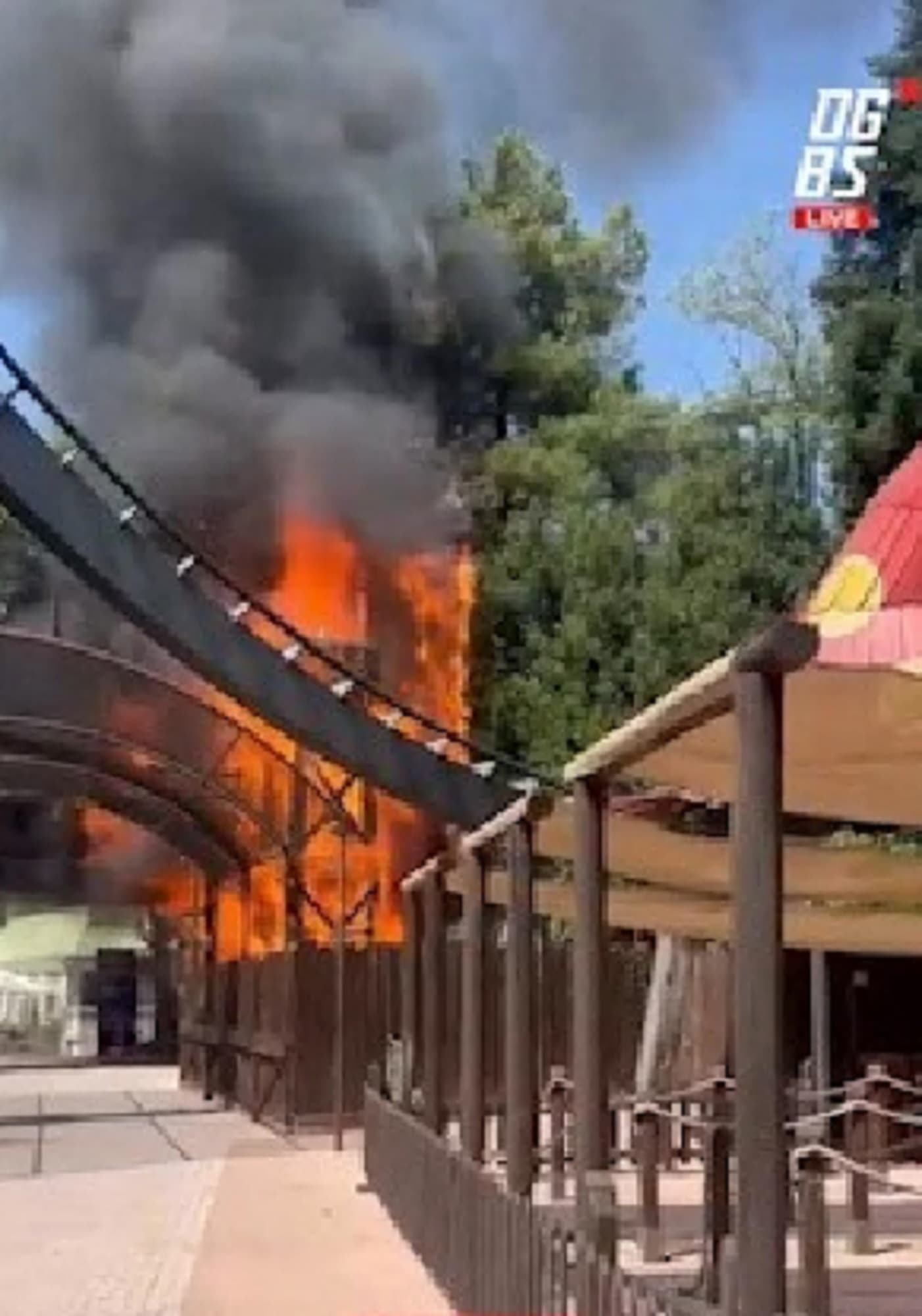 Incendio a Gardaland, fiamme in un'attrazione in legno: nessun ferito. Il parco sempre aperto