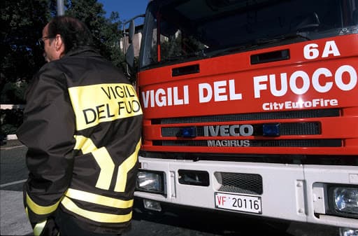 Lucca, incendio in una palazzina: due morti e 13 feriti, tra loro anche bambini. Salvato un neonato