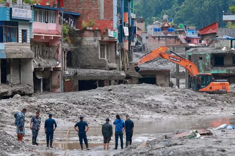 Nepal: il bilancio si aggrava, 623 morti e 2.500 dispersi. Centinaia di operai intrappolati in una galleria