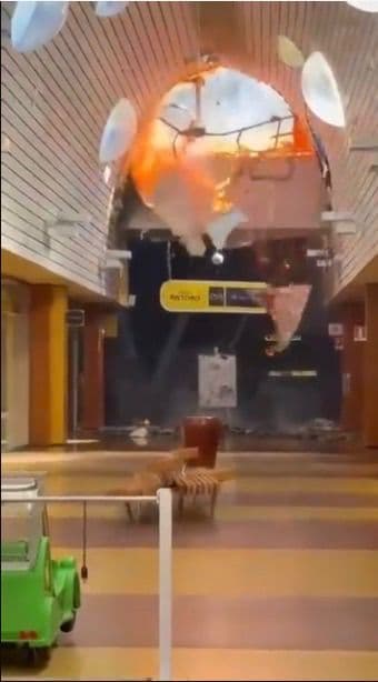Palermo, incendio al centro commerciale Conca d'Oro: un vigile del fuoco intossicato