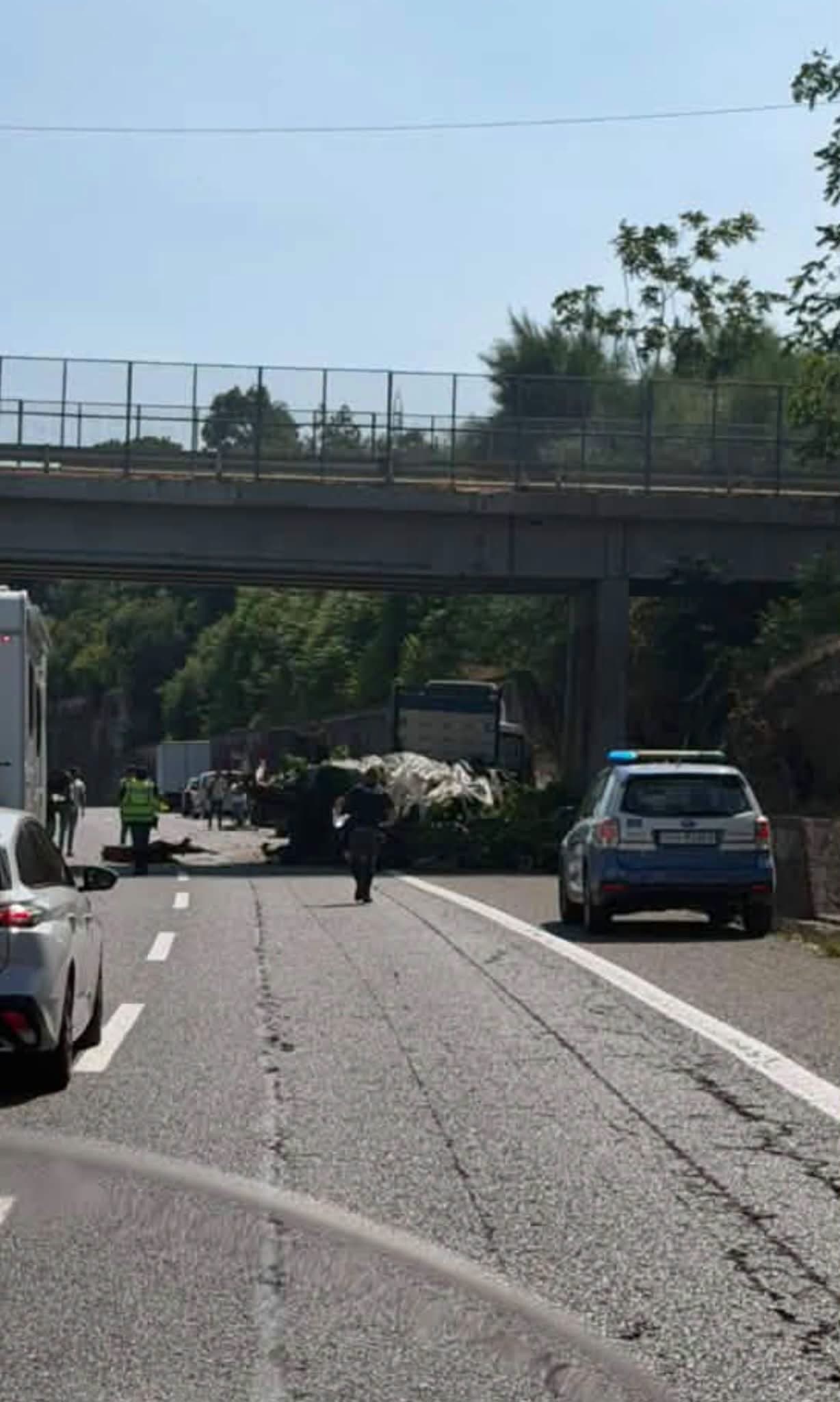 Incidente sulla Messina-Catania, coinvolti due mezzi pesanti: c'è una vittima