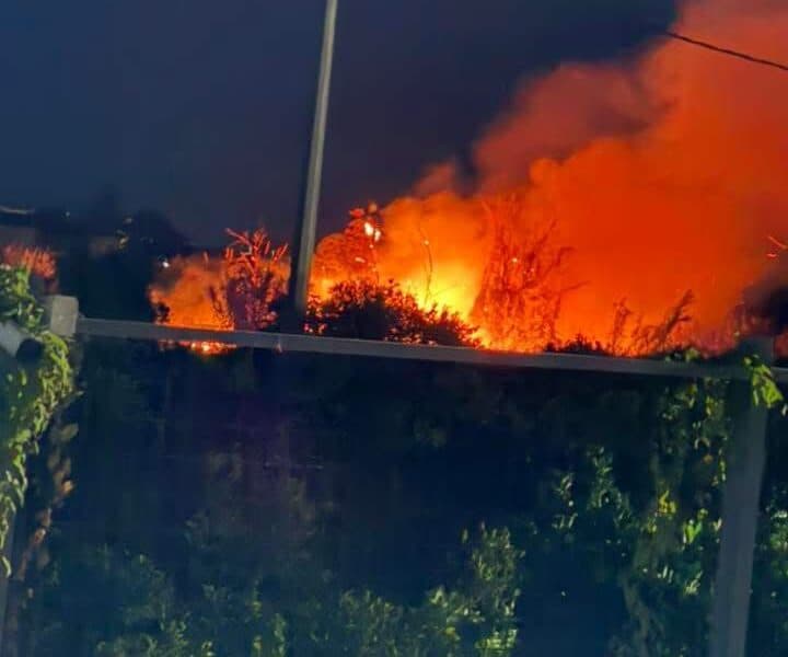 Inferno di fuoco nella baraccopoli di Corigliano Rossano: esplode bombola, grave un bracciante