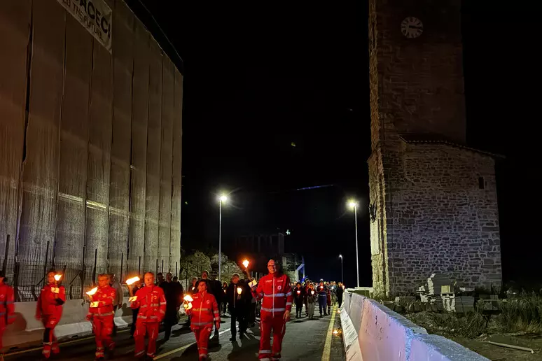 Amatrice ricorda con il silenzio e una fiaccolata le vittime del terremoto di dieci anni fa