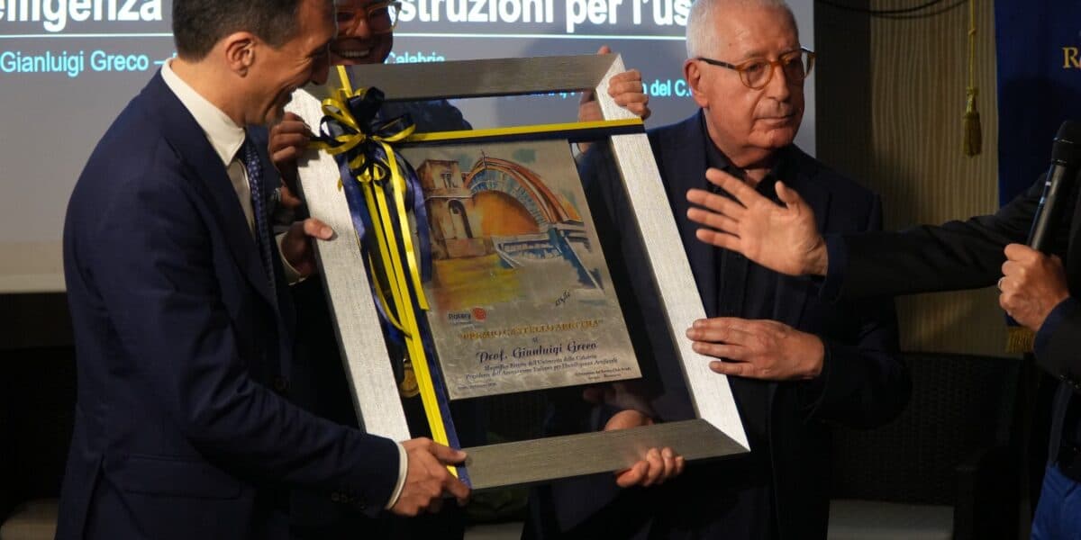 Premio Castello Arintha 2026 al rettore Greco: «L’intelligenza artificiale cresce con la cultura dell’uomo»