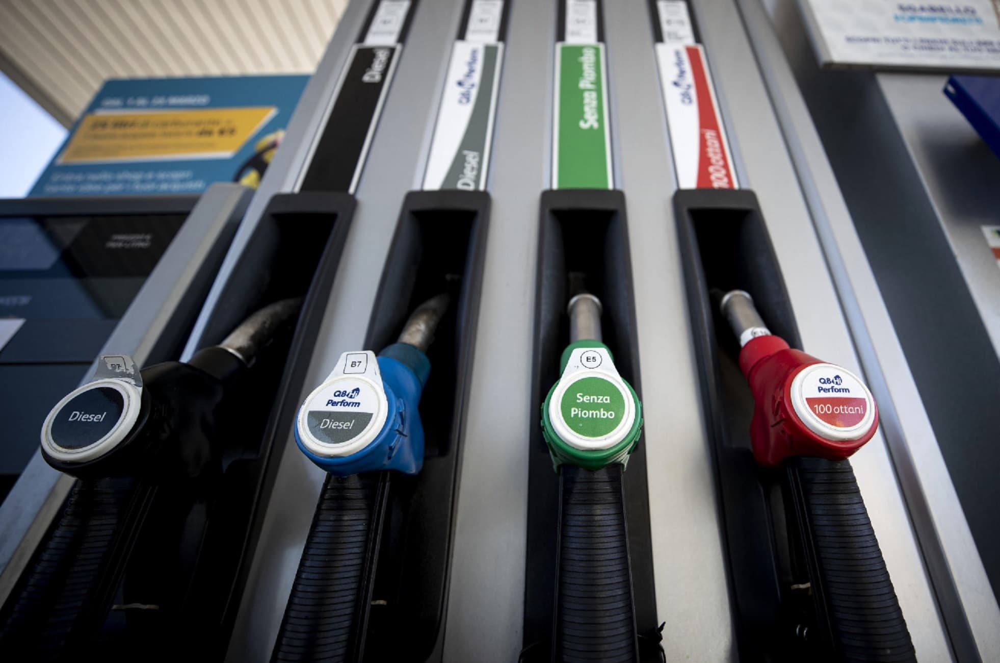 Il taglio delle accise sul diesel prorogato al 10 settembre: pronto il decreto