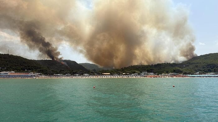 Incendi sul Gargano e in Molise: evacuate spiagge e campeggi, anziani trasferiti da una Rsa