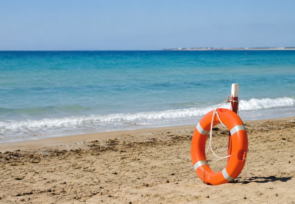 Salva i due figli gemelli dalle onde e muore in spiaggia: tragedia davanti ai loro occhi in Puglia