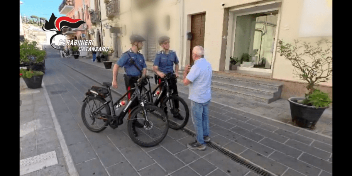 Catanzaro, la sicurezza viaggia a zero emissioni: arrivano le e-bike dei Carabinieri