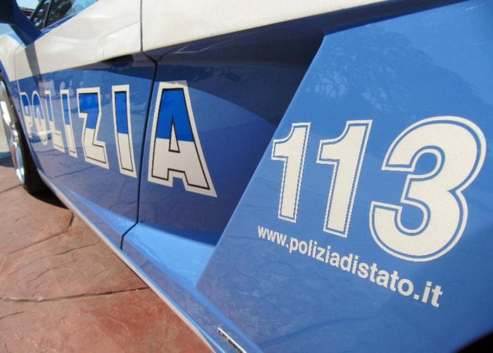 Accoltella l'ex moglie e fugge con il figlio, preso dopo 7 ore di ricerche sul litorale romano