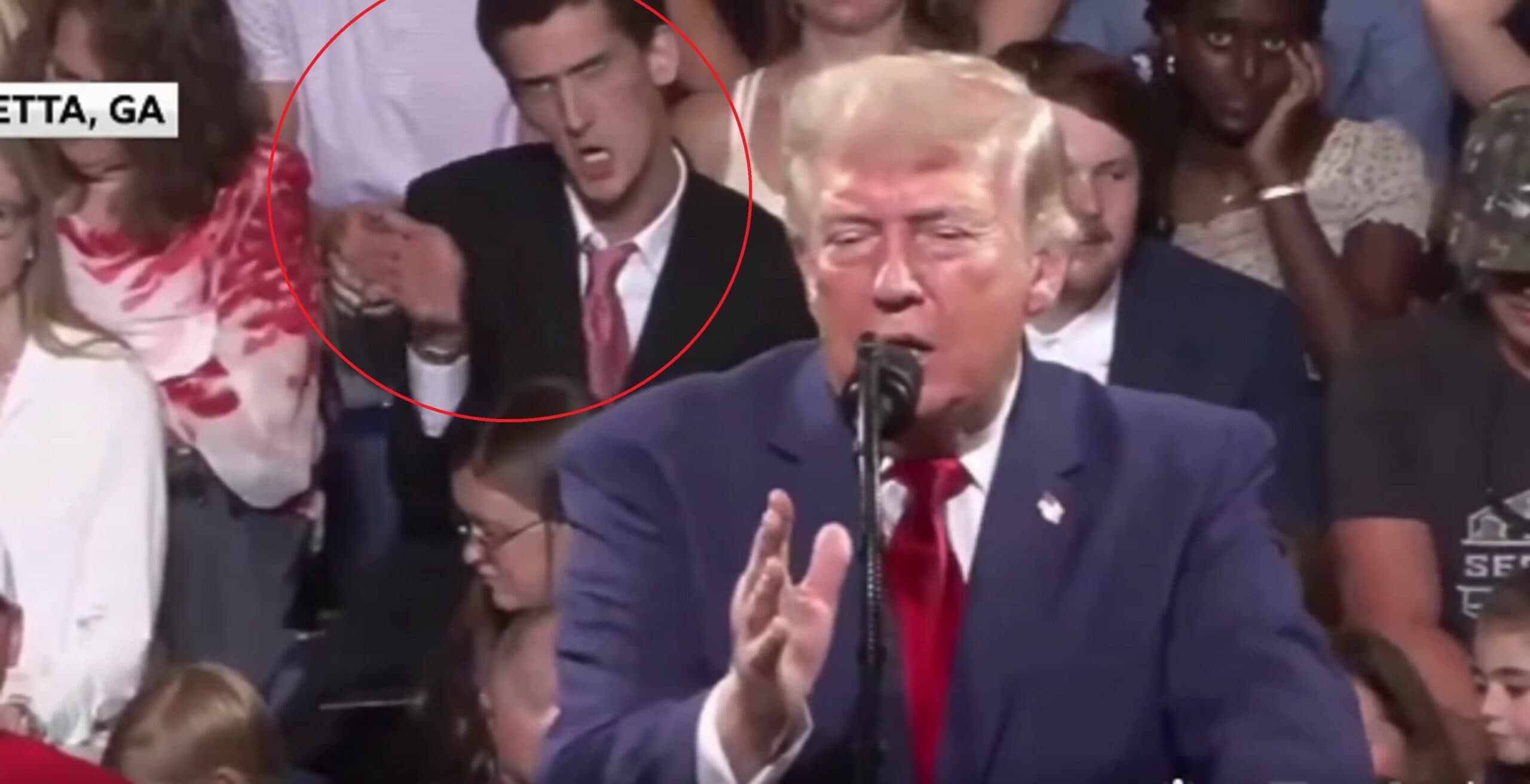 Un uomo imita Trump al comizio in Georgia: il video diventa virale
