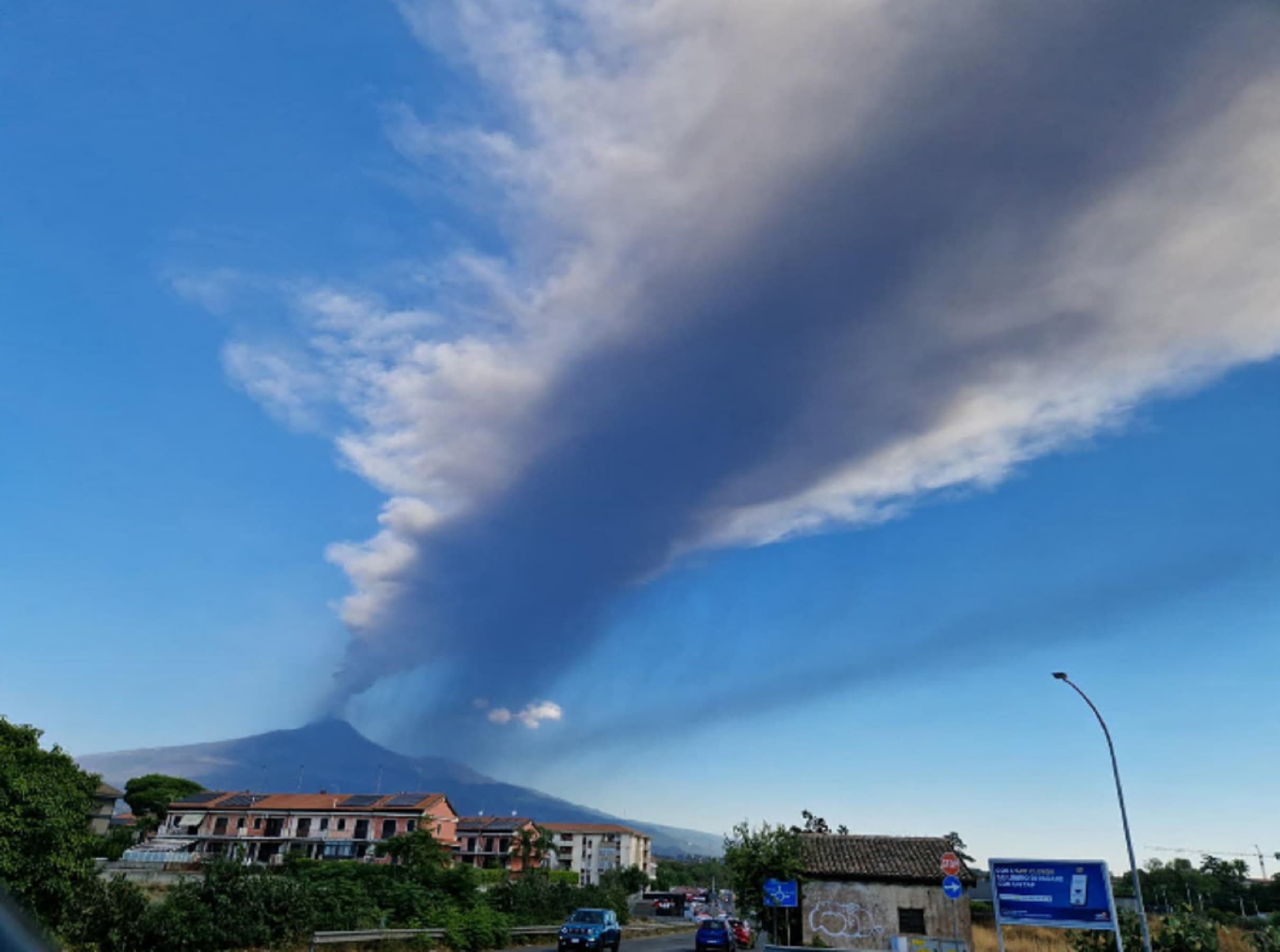 Cenere su Catania e solo 10 aerei l'ora, l'Etna non dà tregua