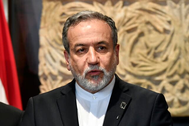 Medio Oriente, Araghchi: "L'Iran risponderà al fuoco con il fuoco. Resisteremo anche alle nuove sanzioni Usa"