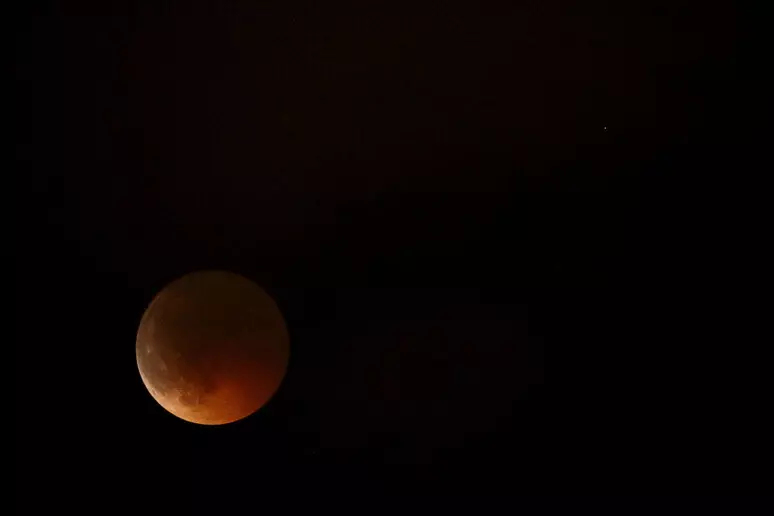 Un’altra eclissi: il 28 agosto la “Luna rossa” visibile all’alba in Italia
