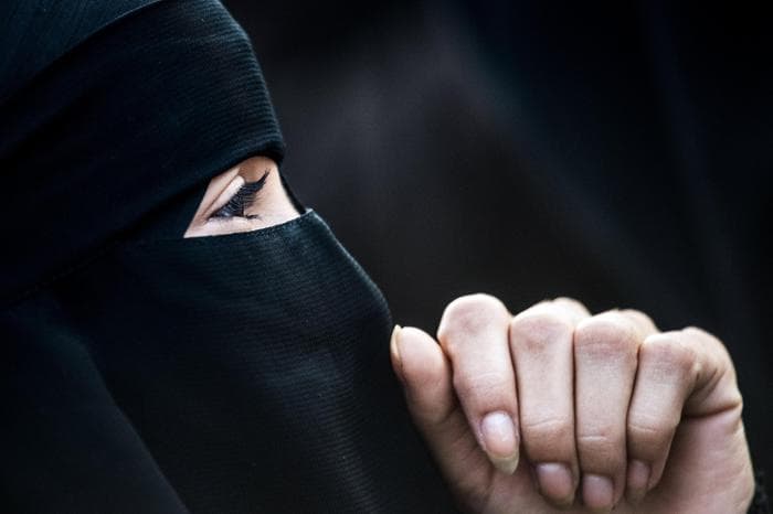 «Dispositivi violenti inventati da uomini impauriti»: l'Autorità garante vieta burqa e niqab a scuola
