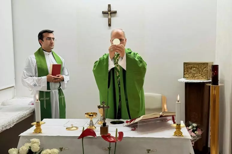 Il Papa in recupero, ha celebrato la messa. Diffuse le prime foto dal ricovero, "Domenica l'Angelus ci sarà"