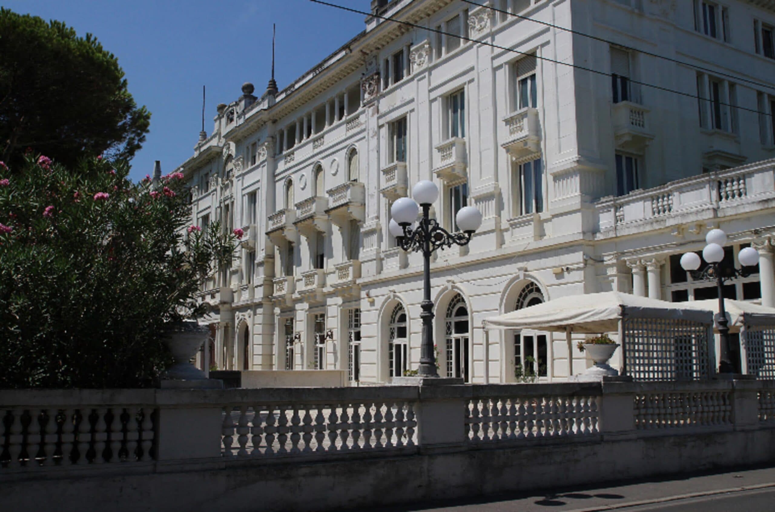 Fallito ma lavorava in nero, sigilli al Grand Hotel di Riccione: «Dovete lasciare immediatamente l'albergo»