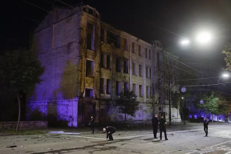 Kiev, forti esplosioni nella notte: incendio in un edificio, frammenti di razzo nel cortile di una casa