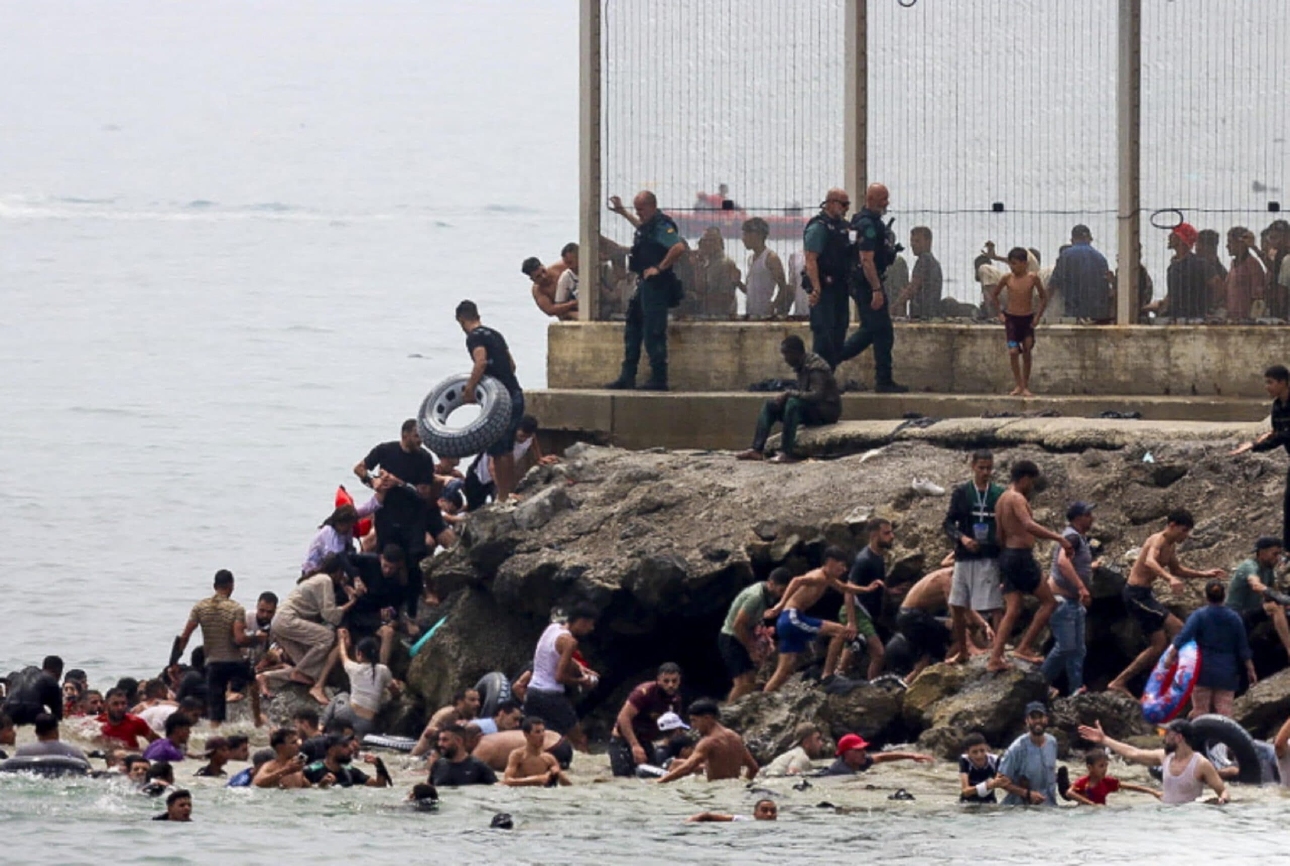 Ceuta, la Spagna mobilita l'esercito: 1.500 migranti in 7 giorni. Recuperati 9 corpi in due giorni