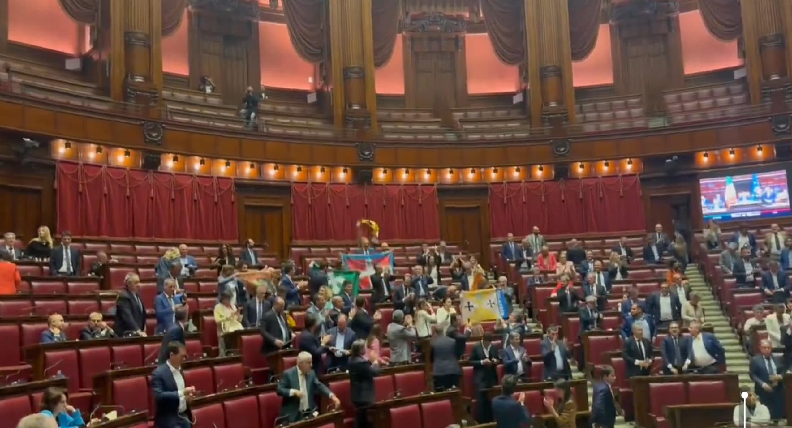Notebook di un giornalista in fiamme nella sala stampa della Camera dei Deputati