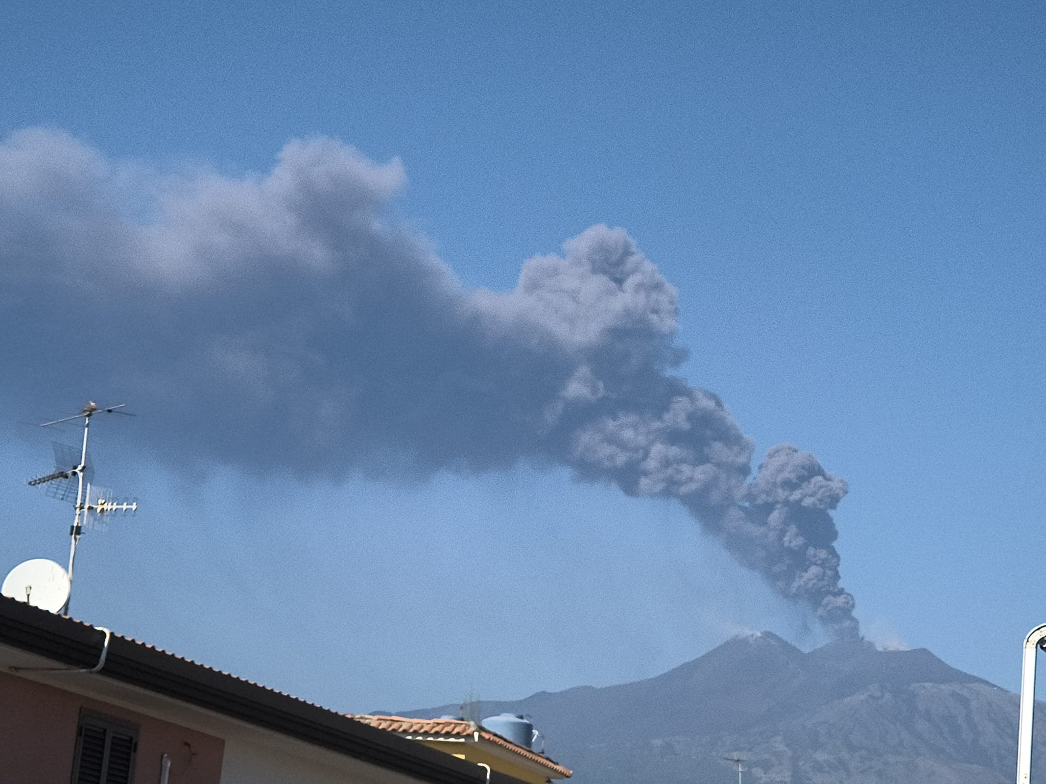 Lava e cenere, l'Etna non si placa: chiusi settori dell'aeroporto di Catania, limitati gli arrivi
