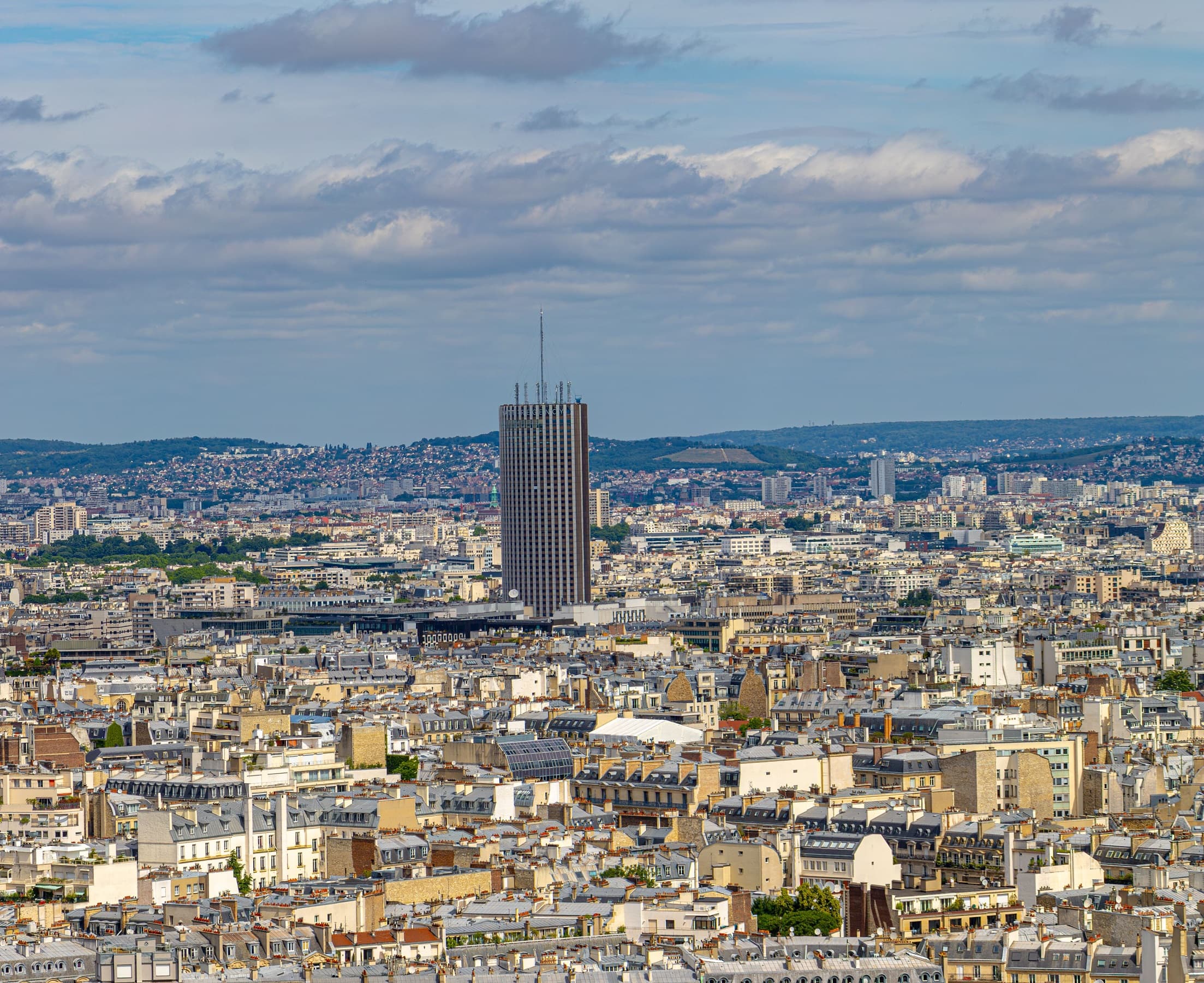 A Parigi crollano vetrate della Tour Montparnasse, eretto un perimetro di sicurezza