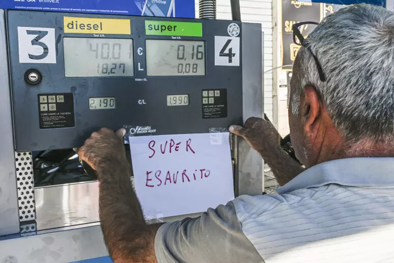 Stop allo sconto per il gasolio, poi accise mobili. Il caro-carburanti è costato in 6 mesi 4,7 miliardi agli automobilisti