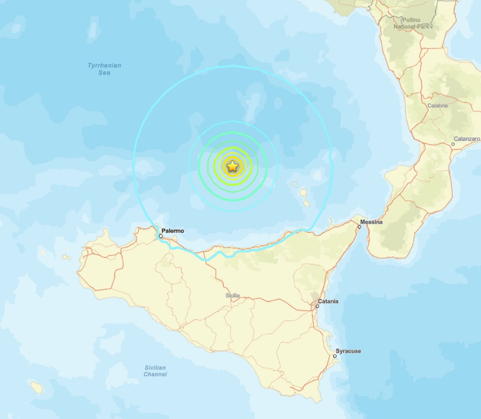 Terremoto di magnitudo 5.5 nel Tirreno meridionale. Paura e gente in strada a Messina e Reggio. Allerta maremoto
