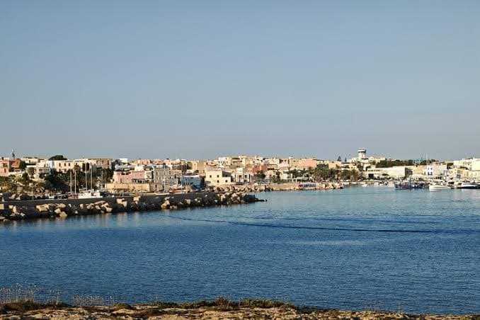 Sea Eye 5 salva 24 persone, anche una bimba di tre anni gravemente disidratata: sbarco a Lampedusa