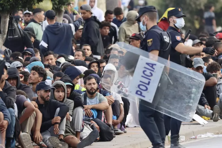 Scontri fra migranti a Ceuta, polizia spara in aria per disperdere la ressa