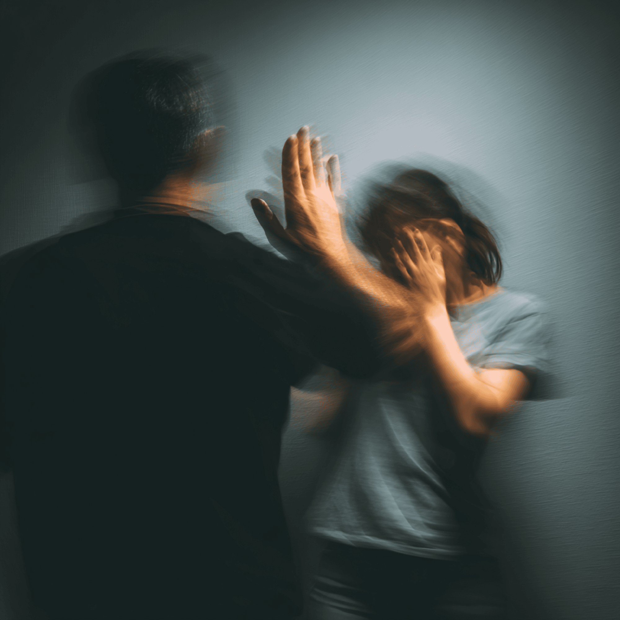 Torna a casa dell’ex e la picchia: ferito anche il padre, arrestato nel Catanese