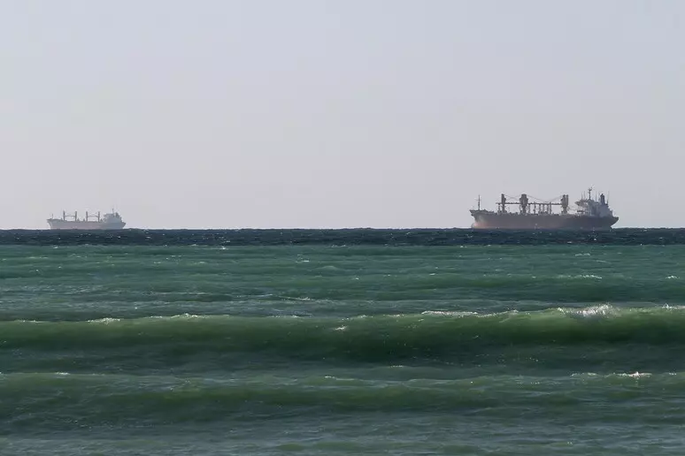 Stretto di Hormuz, colpita nave mercantile: un morto e tre feriti