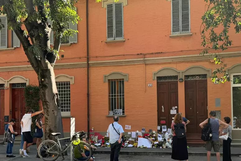 Il testamento di Guccini, le case di Pavana e via Paolo Fabbri alla moglie Raffaella. Diritti d'autore divisi con la figlia Teresa