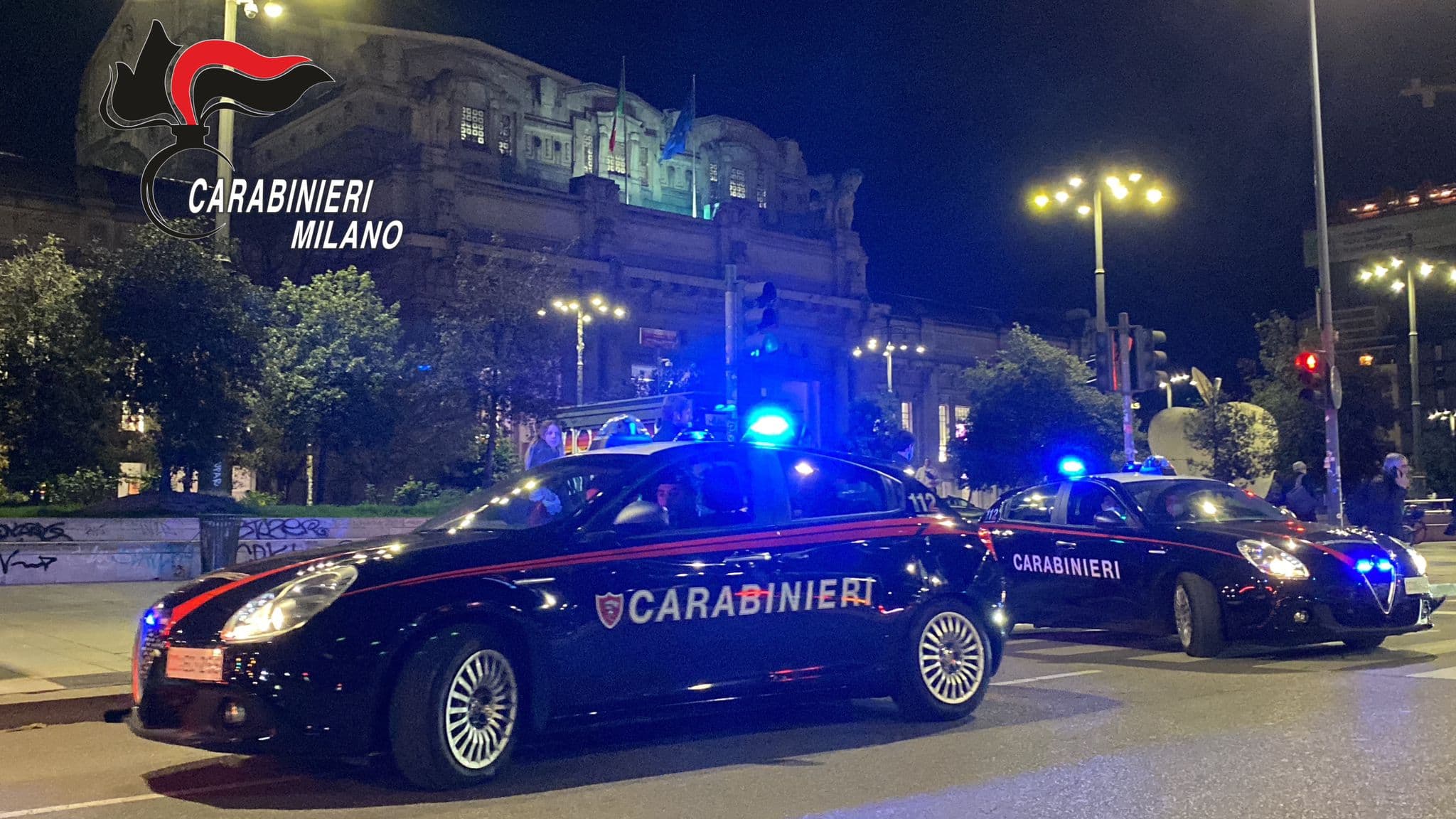 «Mi hanno violentata»: donna trovata sotto choc davati a un fast food a Milano