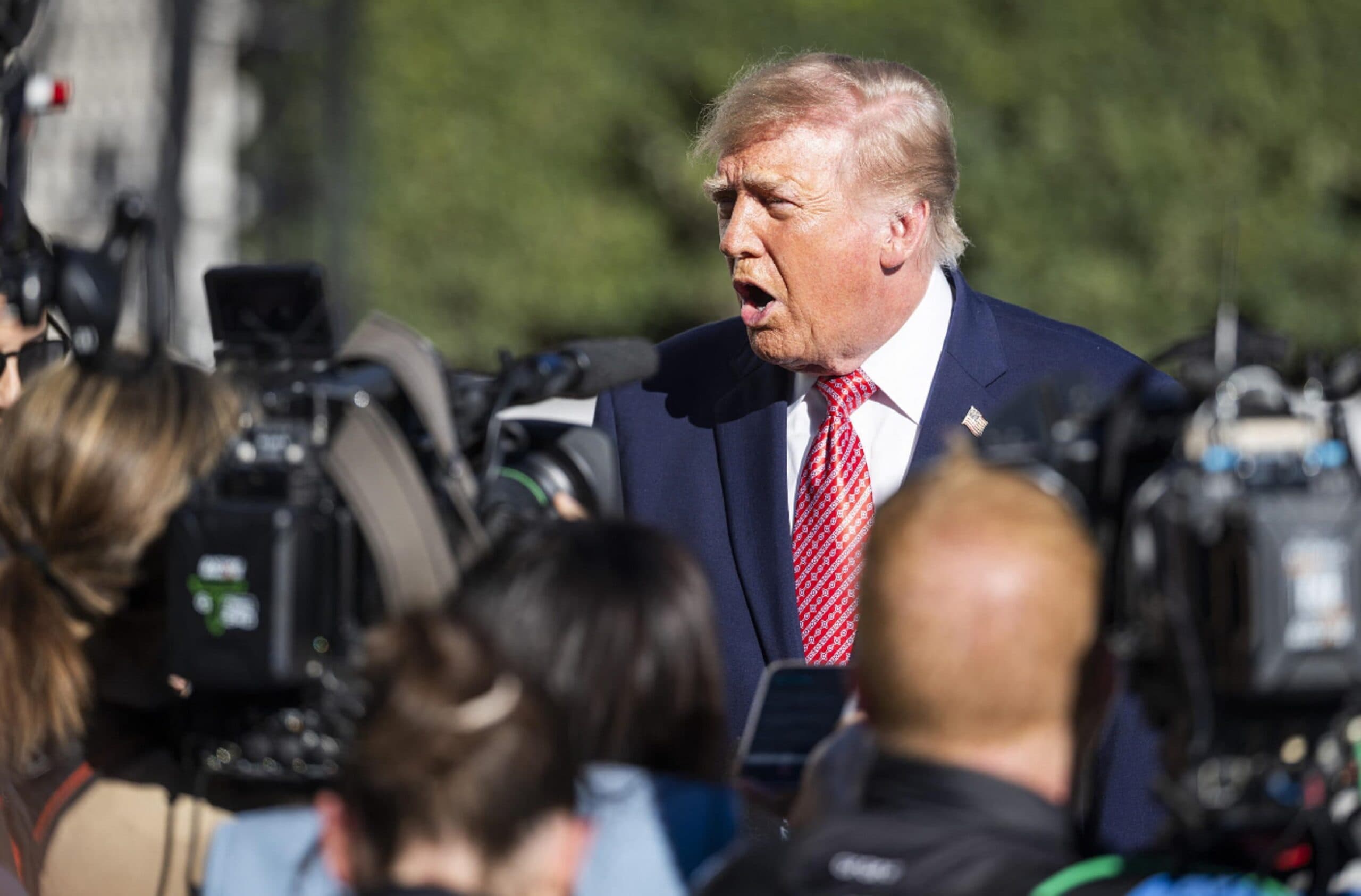 Trump vuole i media fuori dalla Casa Bianca: "La sala stampa diventi una piscina"