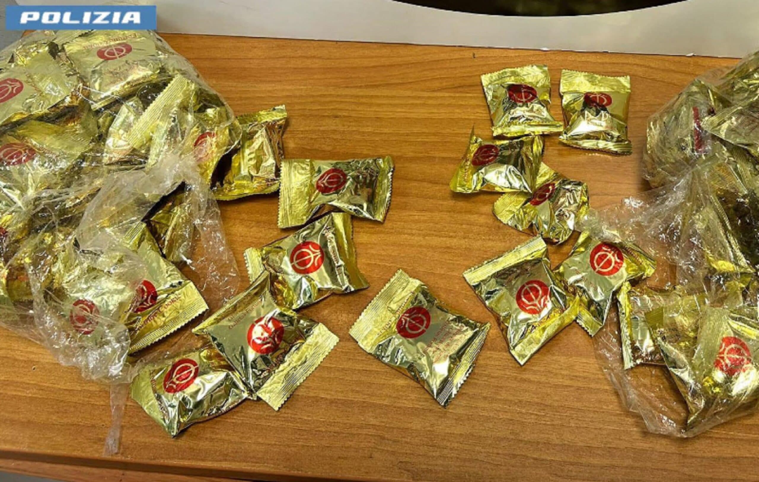 Nascondeva 5 chili di cocaina nei biscotti della fortuna: arrestata a Fiumicino