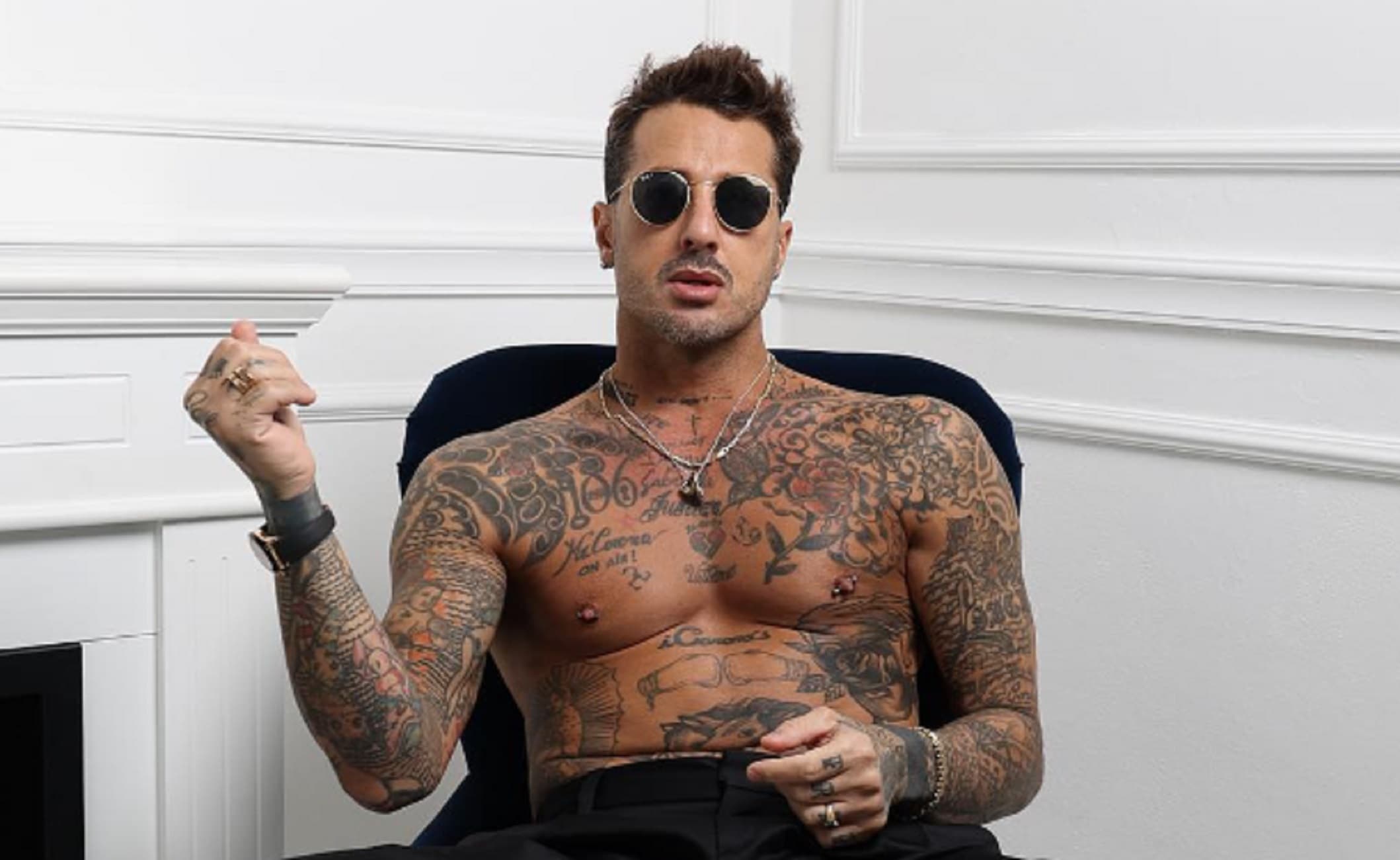 Fabrizio Corona aggredito e rapinato sotto casa a Milano. Il legale: "Parlavano in calabrese"