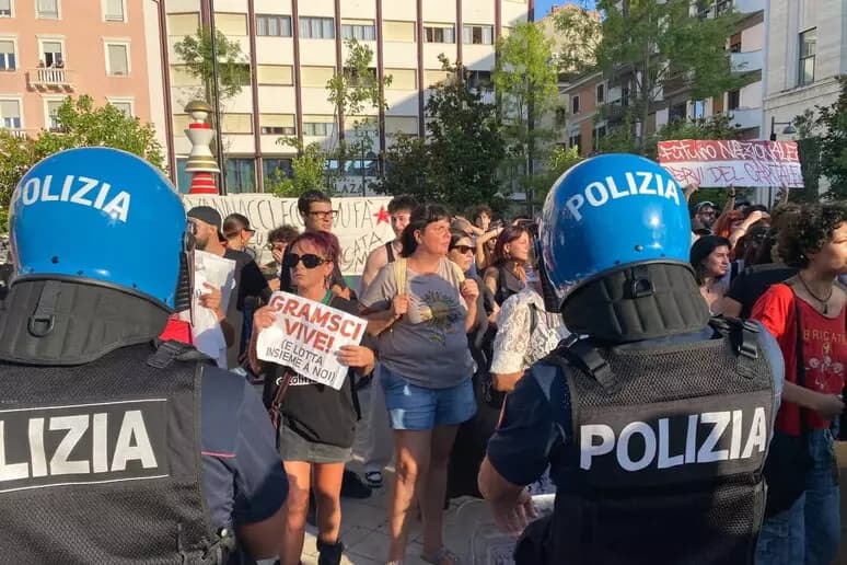 "Fascisti tornate alle fogne", tensioni a Pescara durante il comizio di Vannacci: contestazioni e intervento della polizia