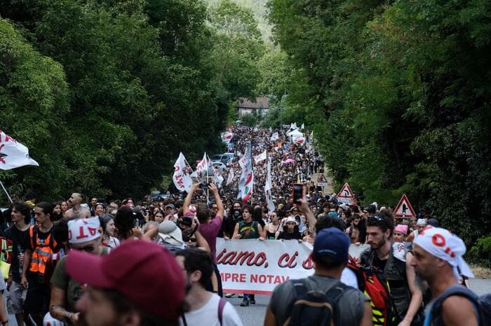 Tensioni alla marcia No Tav, pietre e bombe carta contro la polizia