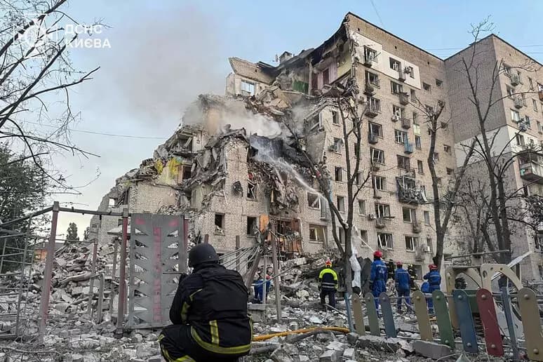 Notte di raid russi su Kiev, almeno 13 morti. Zelensky pensa al voto in autunno, Zaluzhny pronto a sfidarlo