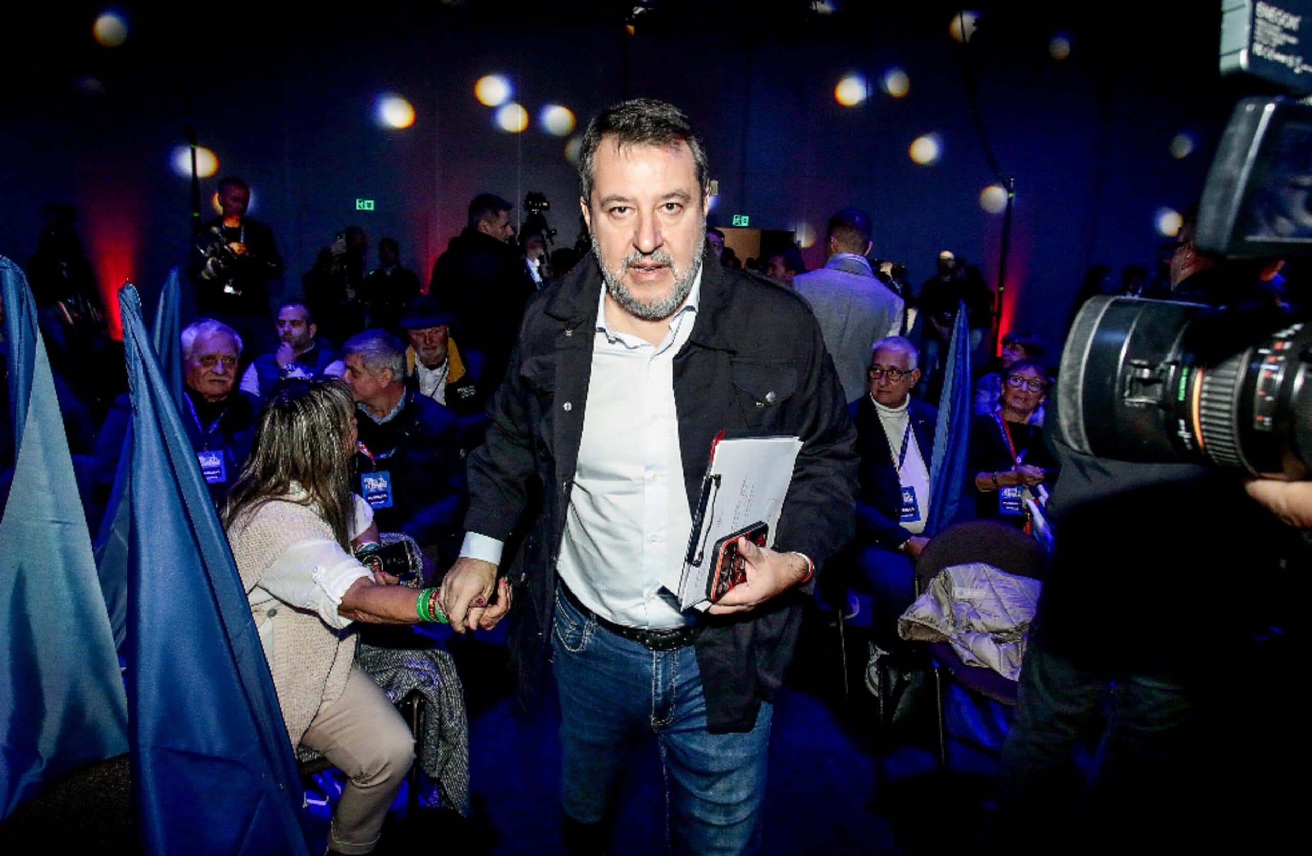 Salvini tiene i giornalisti fuori dal congresso della Lega: «Per non inquinare». Scoppia la polemica