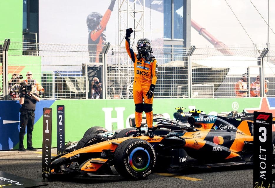 Norris trionfa in Olanda davanti a Kimi Antonelli e Russell. Le Ferrari di Hamilton e Leclerc ai piedi del podio