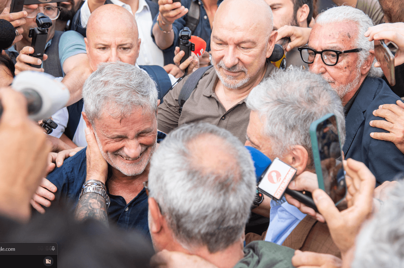 Alemanno: "Esco dal carcere da innocente, il mio impegno con Vannacci". Cori fuori da Rebibbia