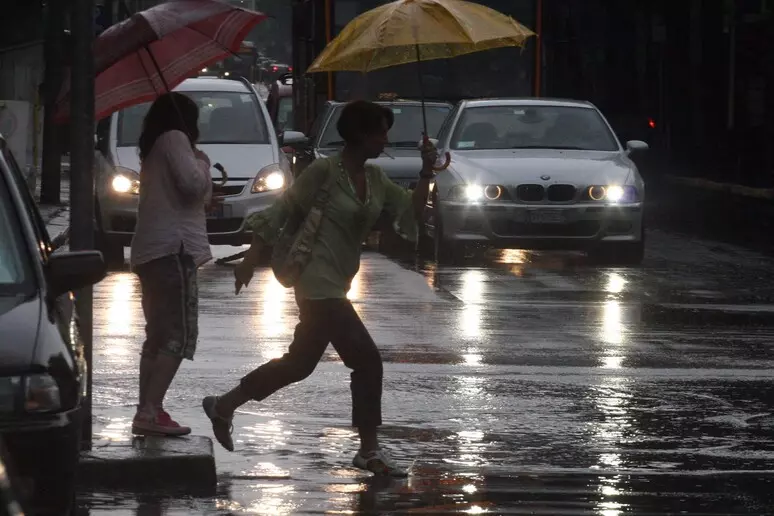 Italia spaccata: venti oltre i 100 km/h, un morto per i nubifragi al Nord. Ondata di calore sul resto del Paese