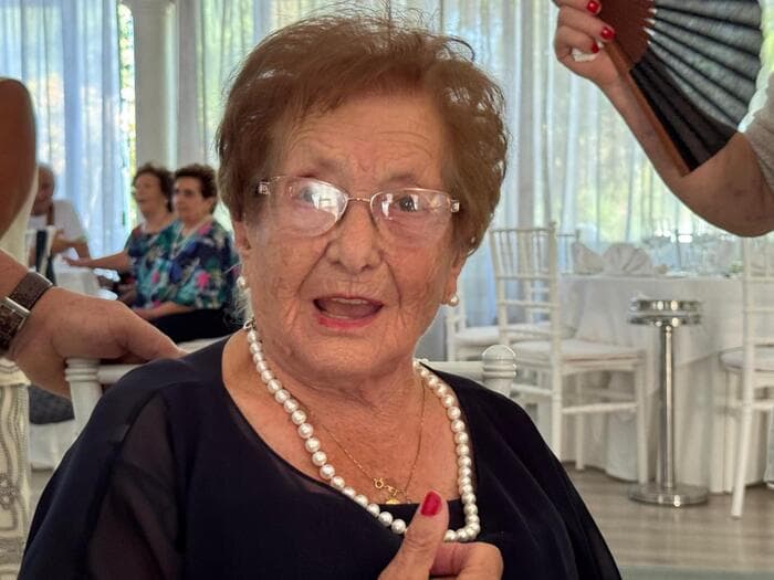 Nonna Angelina festeggia i 100 anni con 90 parenti dopo un viaggio di 700 chilometri dalla Sicilia alla Campania