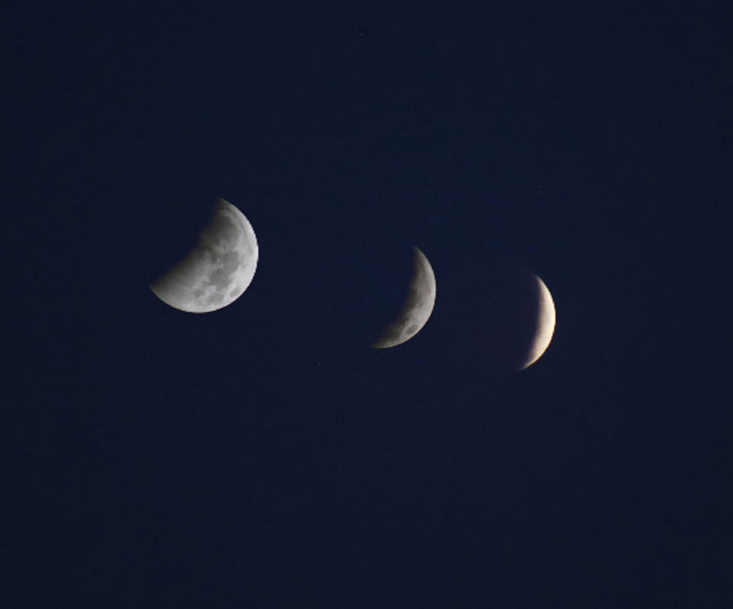 La Luna quasi spenta saluta l'alba: l'eclissi fotografata dall'Etna