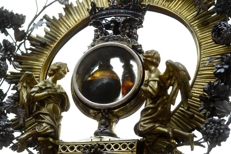 A Napoli San Gennaro rinnova il miracolo. Il cardinale Battaglia: «Nulla di religioso nella camorra»